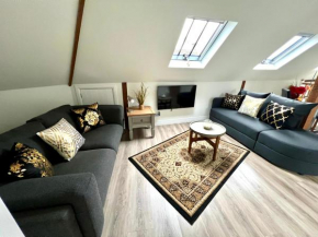 Glastonbury Secret Retreat - 1 BD Split-Level Apt, Sleeps 3